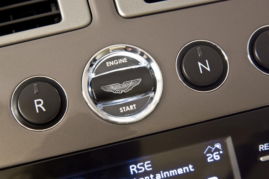 Детали интерьера Aston Martin Rapide 2010 года  (фото 130 из 190)